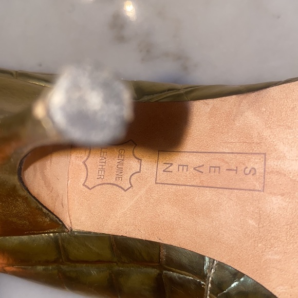 Gold Leather Peep Toe Heels by Steve Madden Size 9 - Picture 9 of 9